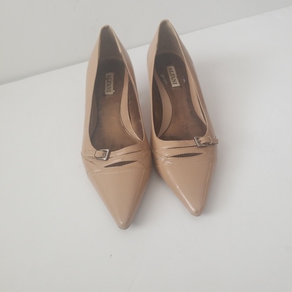 nude low heel shoes